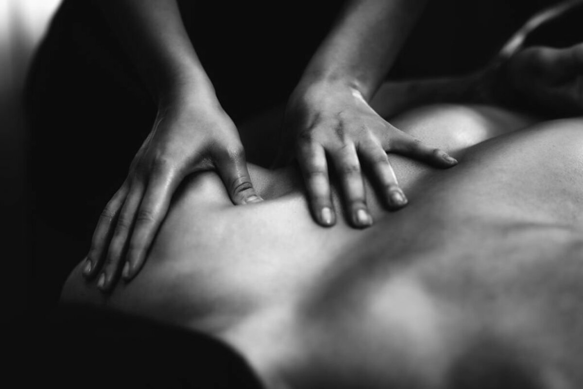 Four hands massage by two synchronized therapists